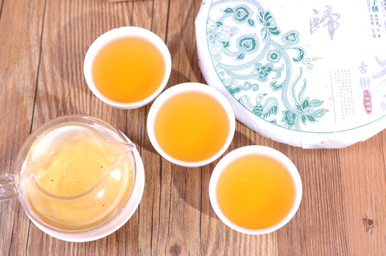 云南普洱茶生茶汤色