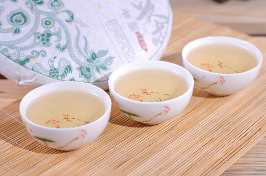 云南普洱茶生茶汤色