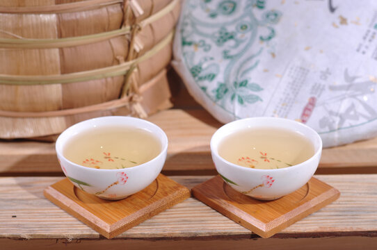 云南普洱茶生茶汤色