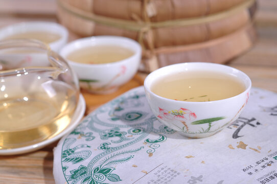 云南普洱茶生茶汤色