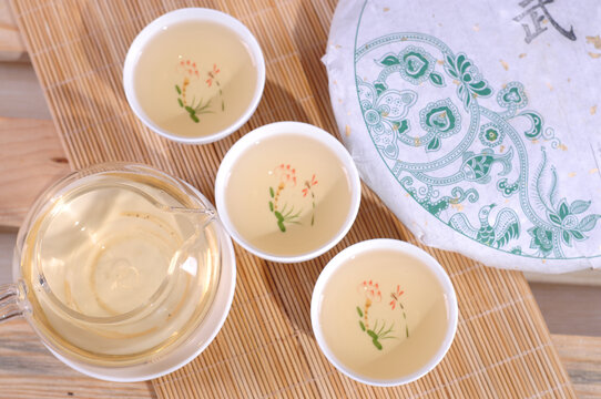 云南普洱茶生茶汤色