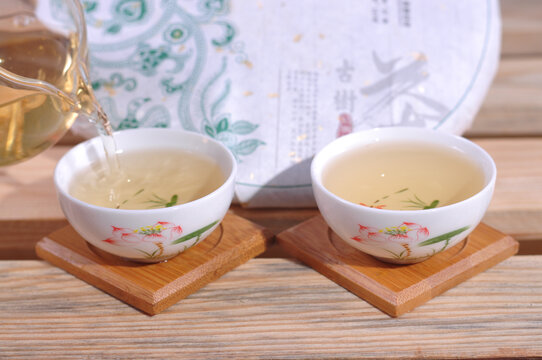 云南普洱茶生茶汤色
