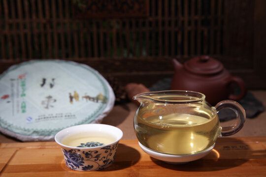 云南普洱茶生茶汤色