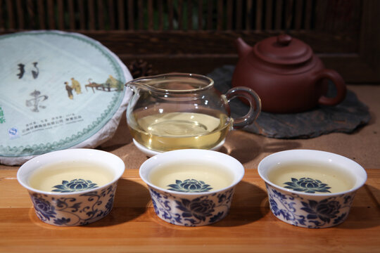 云南普洱茶生茶汤色