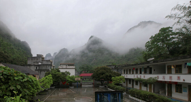 迷雾中的山村学校