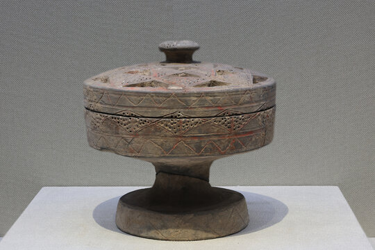 彩绘带盖镂空豆形陶熏炉