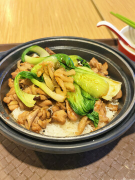 香菇滑鸡煲仔饭简餐