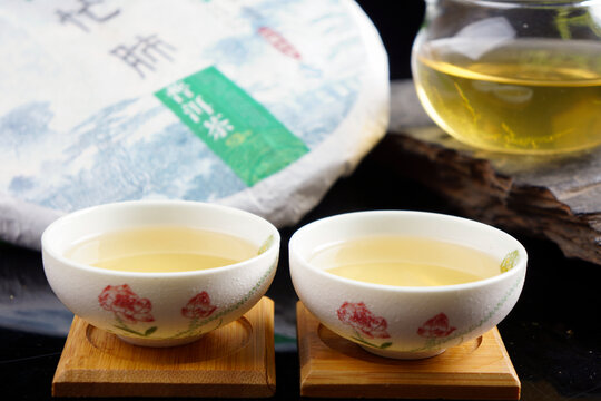 云南普洱茶生茶茶饼汤色
