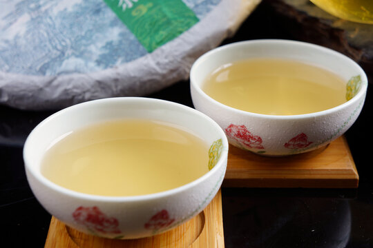 云南普洱茶生茶茶饼汤色