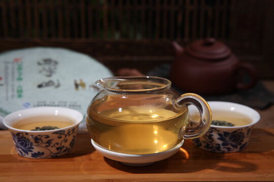 云南普洱茶生茶汤色