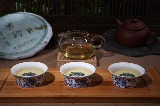云南普洱茶生茶茶饼汤色
