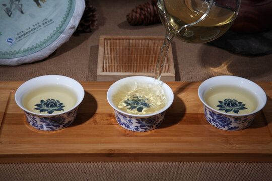 云南普洱茶生茶茶饼汤色