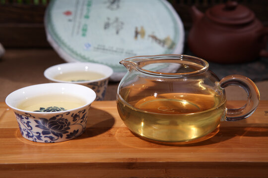 云南普洱茶生茶茶饼汤色