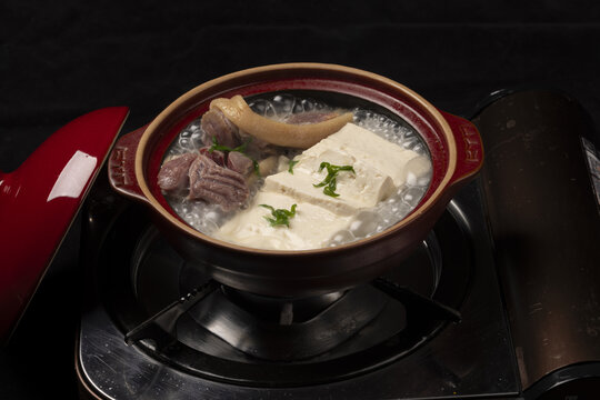 热气腾腾砂锅火腿肘子炖豆腐