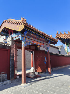 红色中式建筑大门