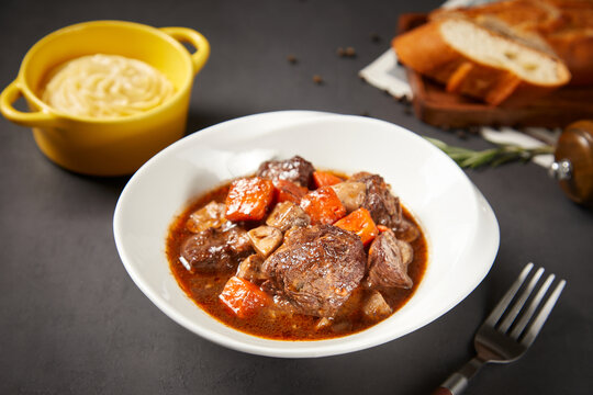 勃艮第炖红酒牛肉配土豆泥