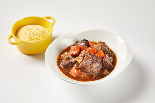 红酒牛肉配土豆泥