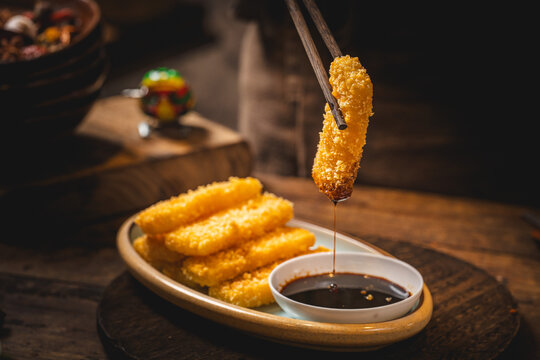 中式传统风格火锅小吃红糖糍粑