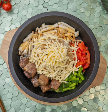 铁板芝士牛肉粒饭