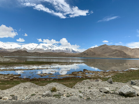 中国新疆塔县帕米尔高原雪山湖泊旅游风光