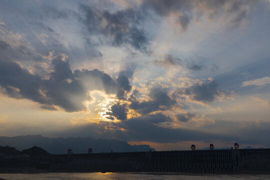 三峡大坝逆光