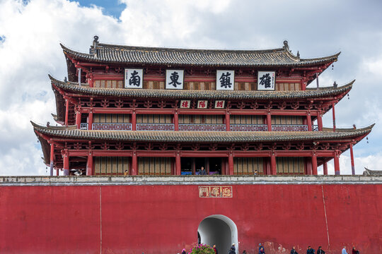 红河建水古城朝阳楼