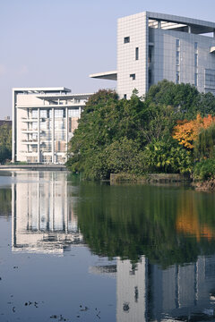 西南交通大学犀浦校区图书馆一侧