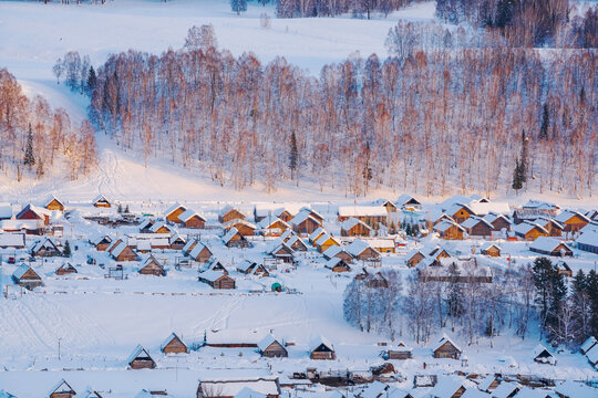 新疆禾木的村庄和雪山和森林的雪景