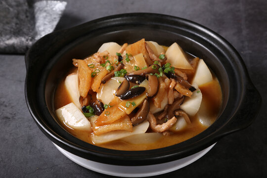 萝卜肉皮煲