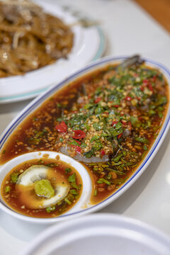 餐桌上潮汕美味的生腌明虾