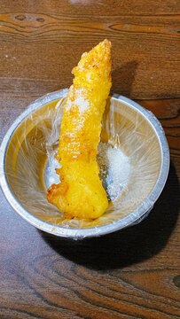 金黄脆炸香蕉撒白糖