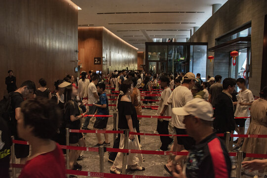 演出排队进场