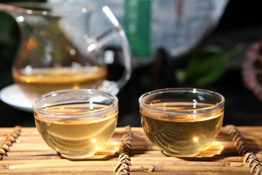 云南普洱茶生茶汤色