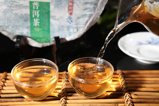 云南普洱茶生茶汤色