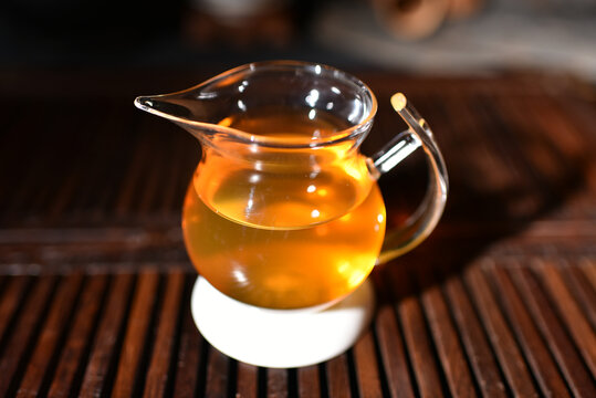 云南普洱茶生茶困鹿山茶饼汤色