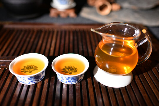 云南普洱茶生茶困鹿山茶饼汤色