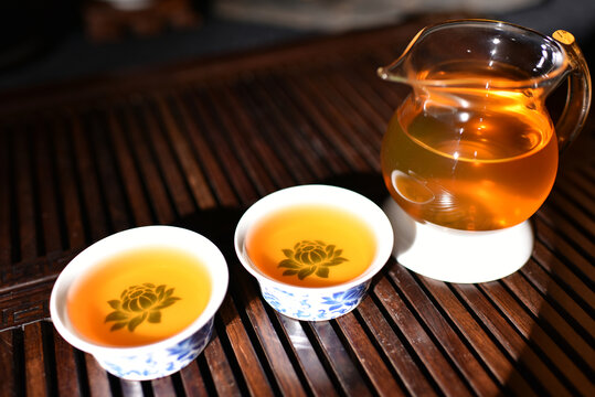 云南普洱茶生茶困鹿山茶饼汤色