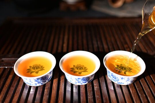 云南普洱茶生茶困鹿山茶饼汤色