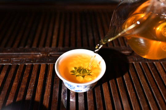 云南普洱茶生茶困鹿山茶饼汤色