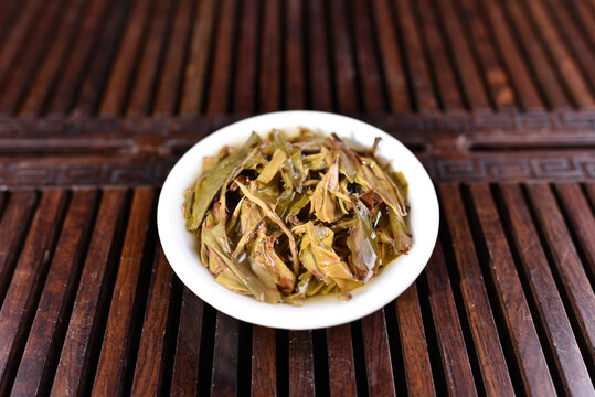 云南普洱茶生茶困鹿山茶饼叶底