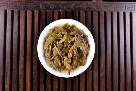 云南普洱茶生茶困鹿山茶饼叶底