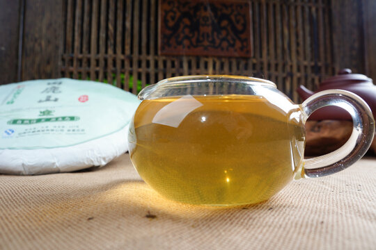 云南普洱茶生茶困鹿山汤色
