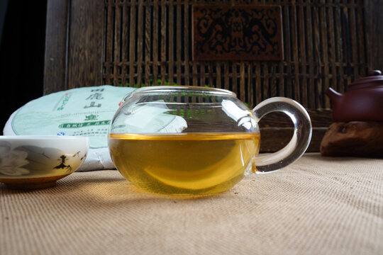 云南普洱茶生茶困鹿山汤色