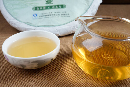 云南普洱茶生茶困鹿山汤色