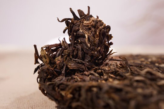 云南普洱茶生茶弯弓茶饼