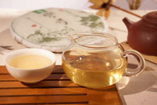 云南普洱茶生茶弯弓汤色