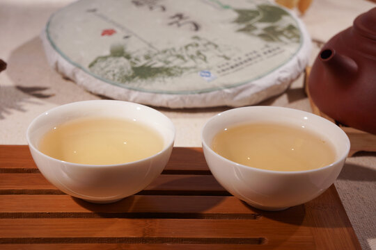 云南普洱茶生茶弯弓汤色