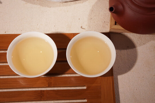云南普洱茶生茶弯弓汤色