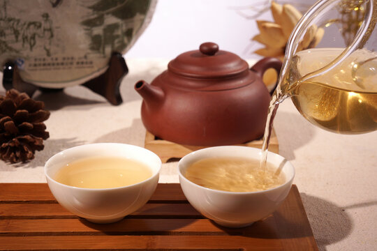 云南普洱茶生茶弯弓汤色