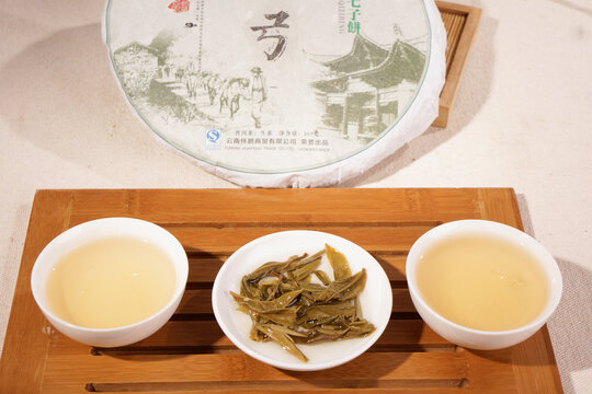云南普洱茶生茶弯弓汤色